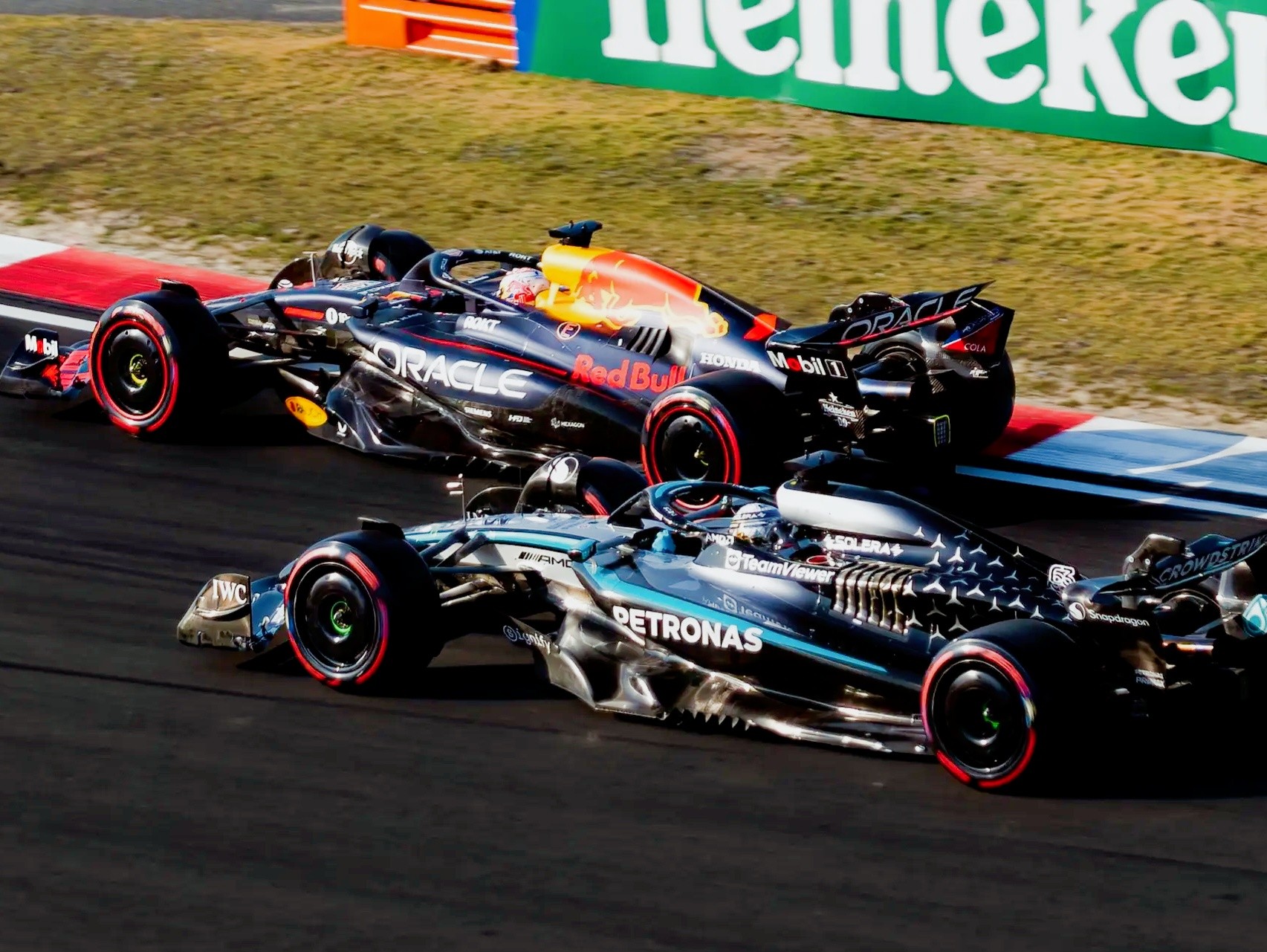 关于梅赛德斯鏖战红牛车队,塞恩斯高光表现的信息 关于梅赛德斯鏖战红牛车队,塞恩斯高光表现的信息