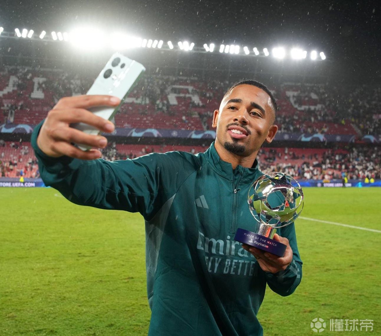 包含希腊险胜塞维利亚,马丁内利点燃赛场的词条 包含希腊险胜塞维利亚,马丁内利点燃赛场的词条