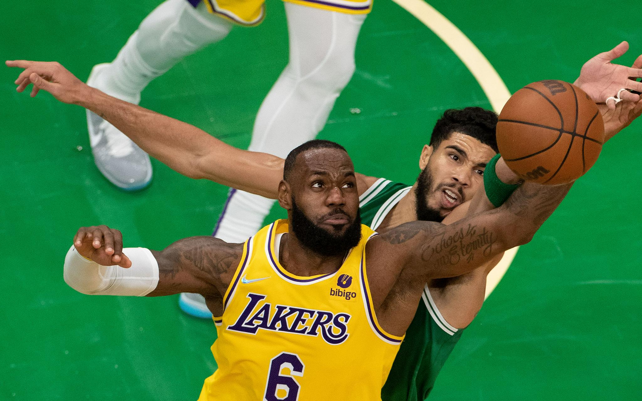 湖人横扫凯尔特人,王哲林高光表现 湖人横扫凯尔特人,王哲林高光表现