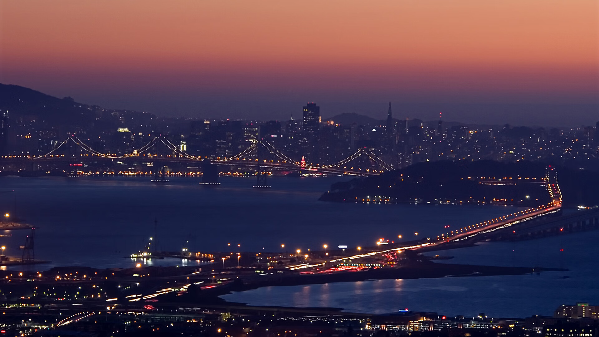 双重赛场，当尼克斯的压迫感漫入F1赛道，库里在引擎轰鸣中接管新赛季