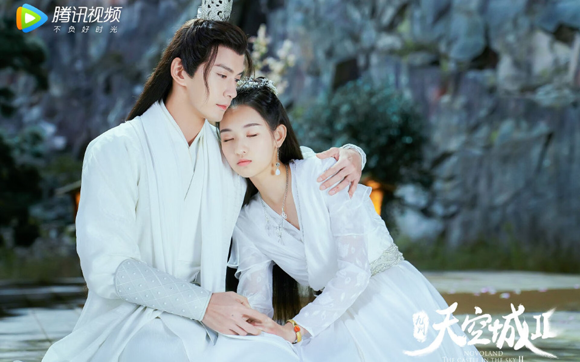 方向盘的两端，当F1悬念终结时，杰伦格林正统治另一个赛场